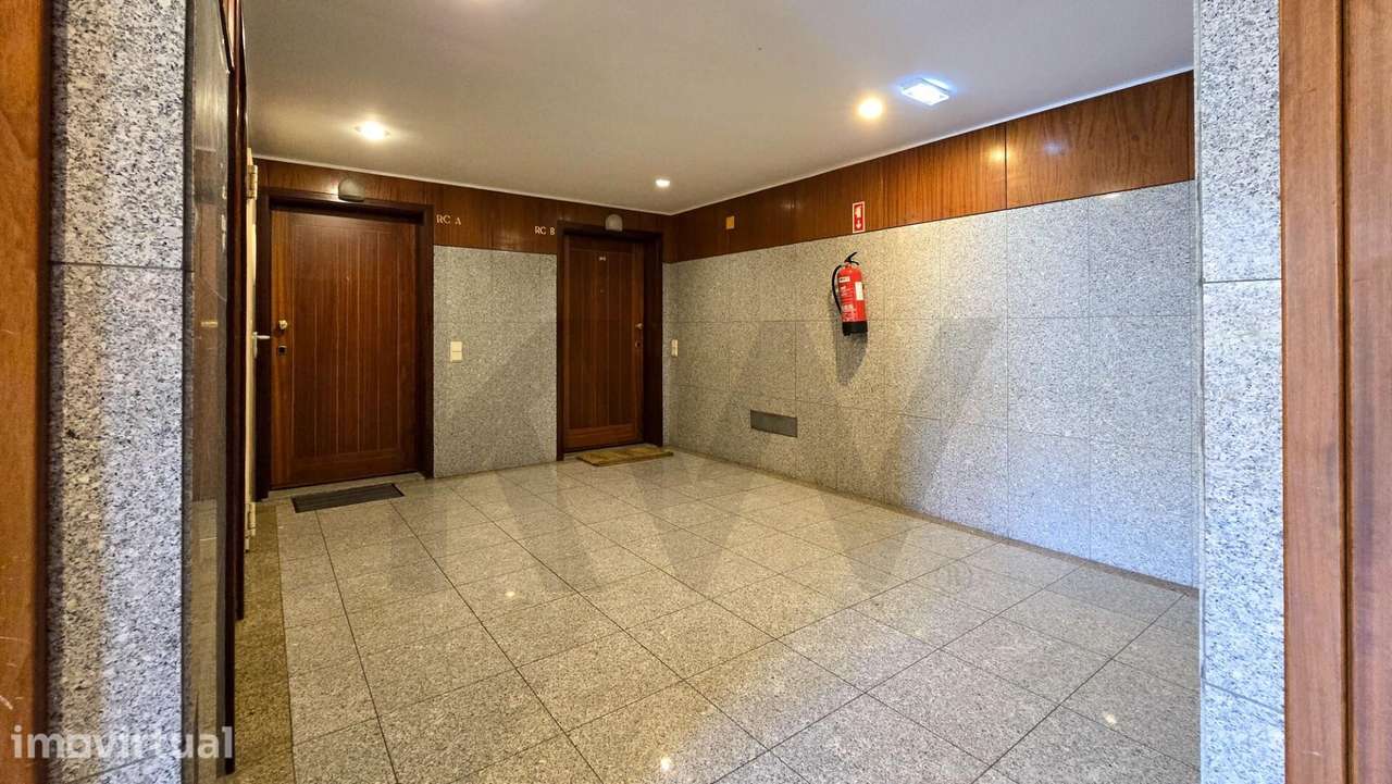 T3 Duplex Remodelado em Condomínio Fechado — São Félix da Marinha / Gr - Grande imagem: 3/29