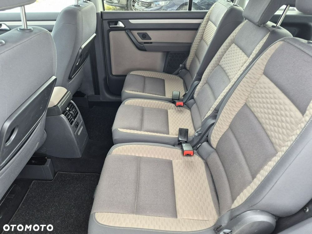 Volkswagen Touran - 22