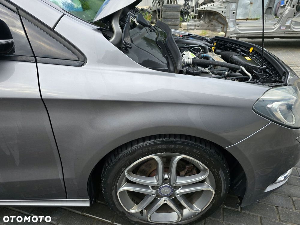 MERCEDES B KLASA W246 246 BŁOTNIK PRZÓD PRAWY DO MONTAŻU KOLOR 787 - 1