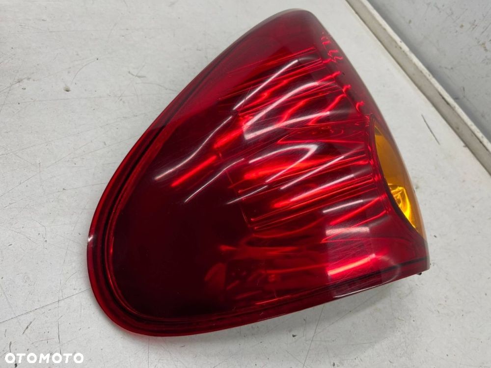 Lampa Mitsubishi L200 KA KB 05-15r. PRAWA tylna w błotnik oryginalna prawy tył EUROPA - 7