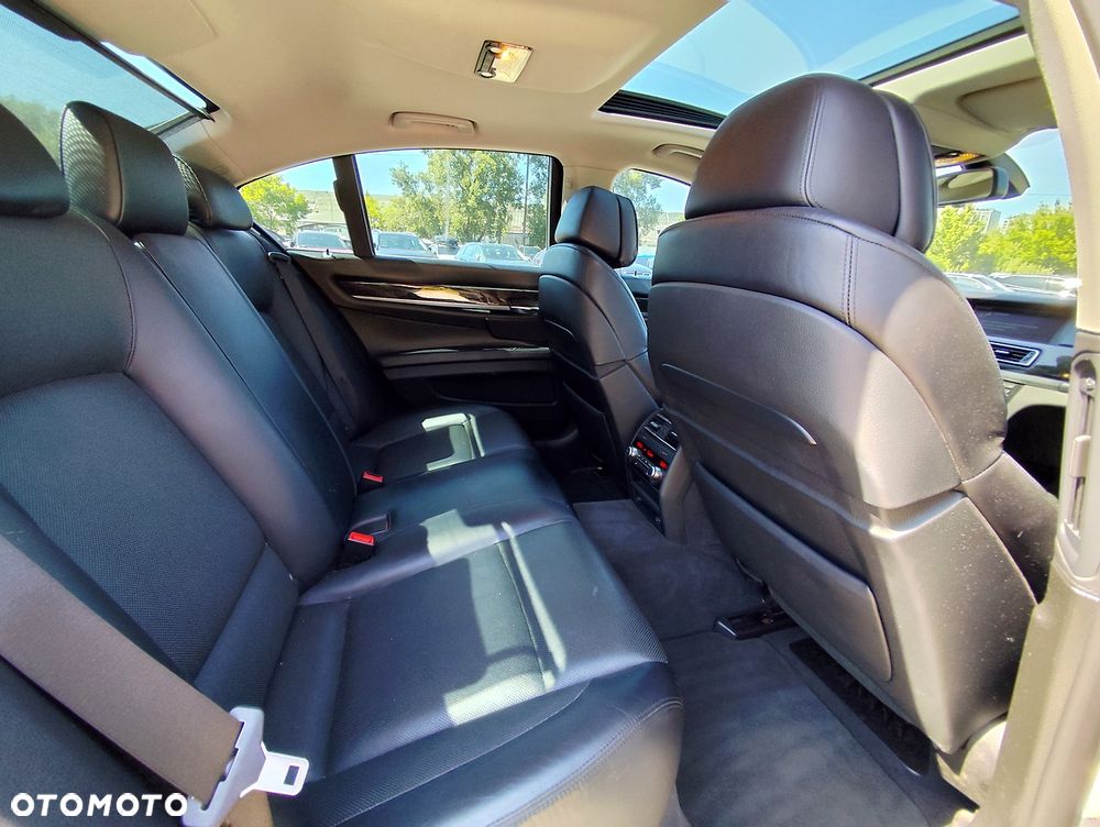 BMW Seria 7 750Li xDrive - 9