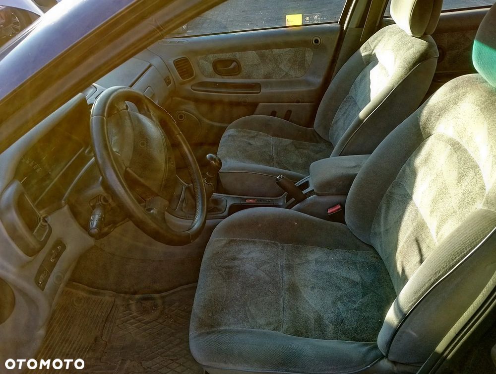 Renault Laguna I FL (98-01.) 1.9DTI 96KM. Silnik F9Q 716 Skrzynia JC5 085 lakier NV472 / 472 - DUSK BLUE.Cały na części. GWARANCJA !!!  Przód Tył Zestaw Komplet Drzwi Klapa Zderzak Błotnik Maska Grill Atrapa Szyba Pas Lampa Lusterko Boczki Fotel Kanapa Kokpit Deska Rozdzielcza Przełącznik Włącznik Sterownik Przewody Wiązka Instalacja Moduł Komputer Czujnik Listwa Pompa Alternator Wtryski Głowica Rozrusznik Kompresor Sprzęgło Dwumas Silnik Skrzynia ABS Klimatyzacji Paliwa Wspomagania Kolektor Turbina Przepustnica Zawór Chłodnica Koło Hak Belka Sanki Zawieszenie Mcpherson Półoś Amortyzator Wydech Tłumik Zacisk Most - 9