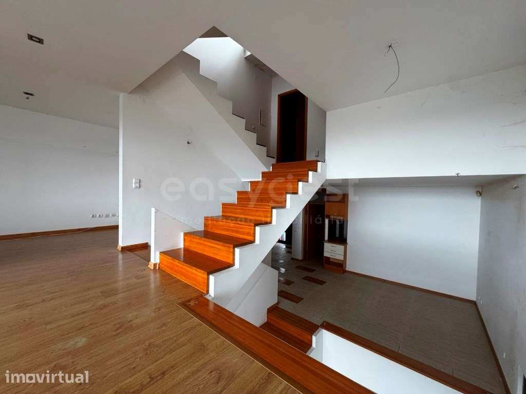 Moradia geminada T4 com Piscina e Garagem a Apenas 10 Minutos do Ce... - Grande imagem: 2/46