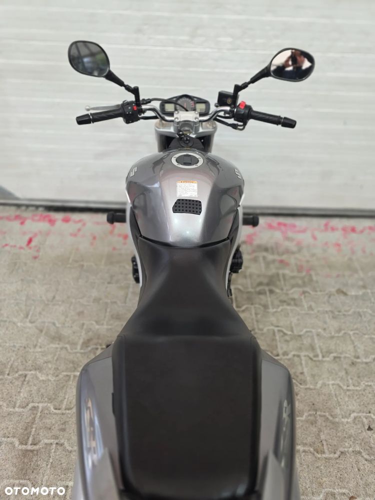 Suzuki GSR - 28