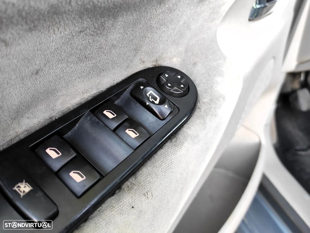 Peugeot 207 1.4 16V Trendy - 22