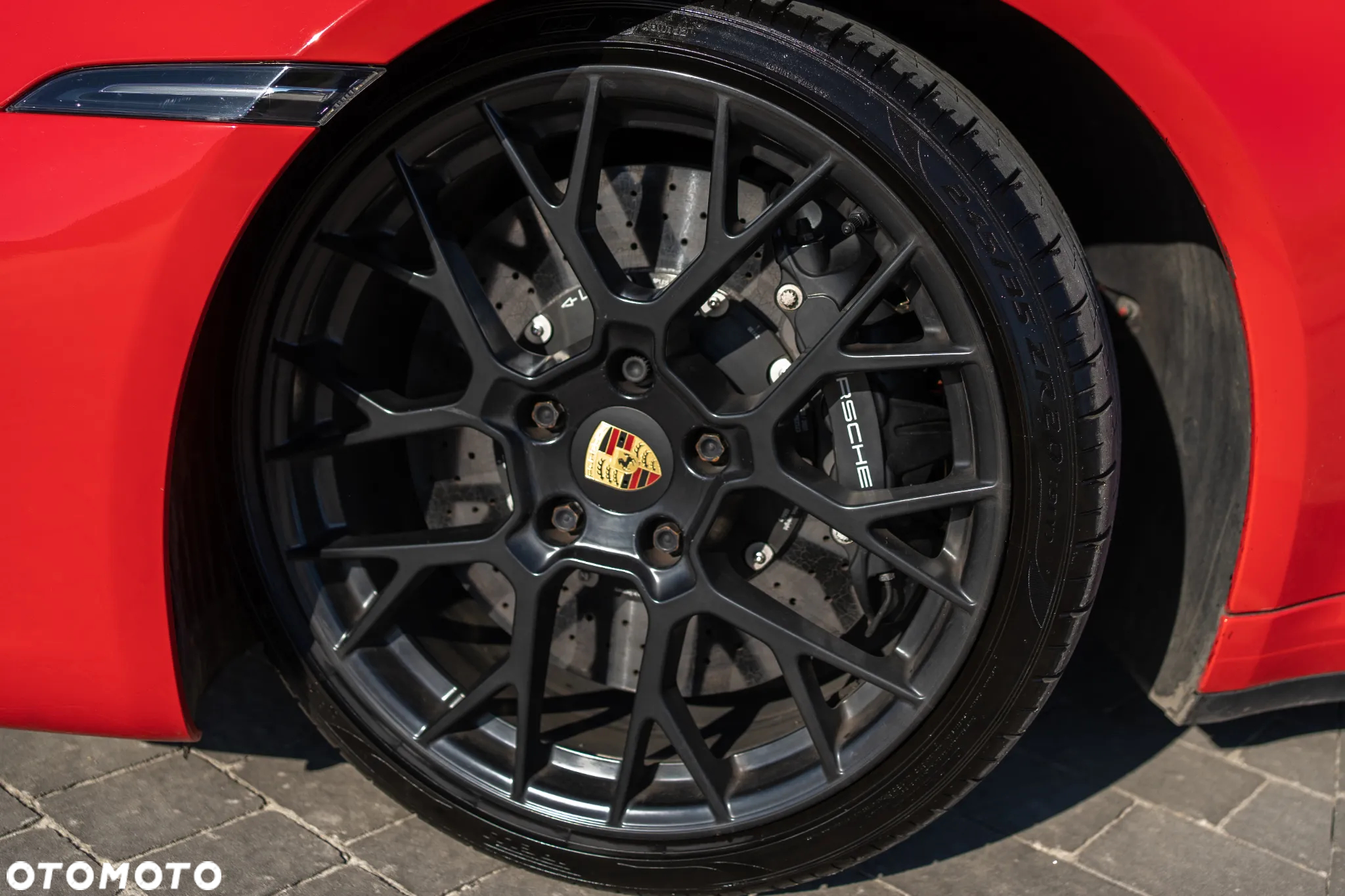 Porsche 911 Carrera GTS - 6