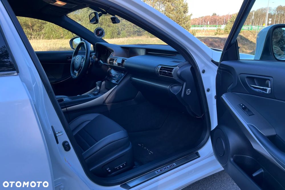 Lexus IS 300h F Sport - 14