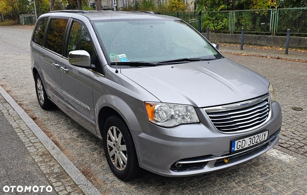 Chrysler Town & Country - 7