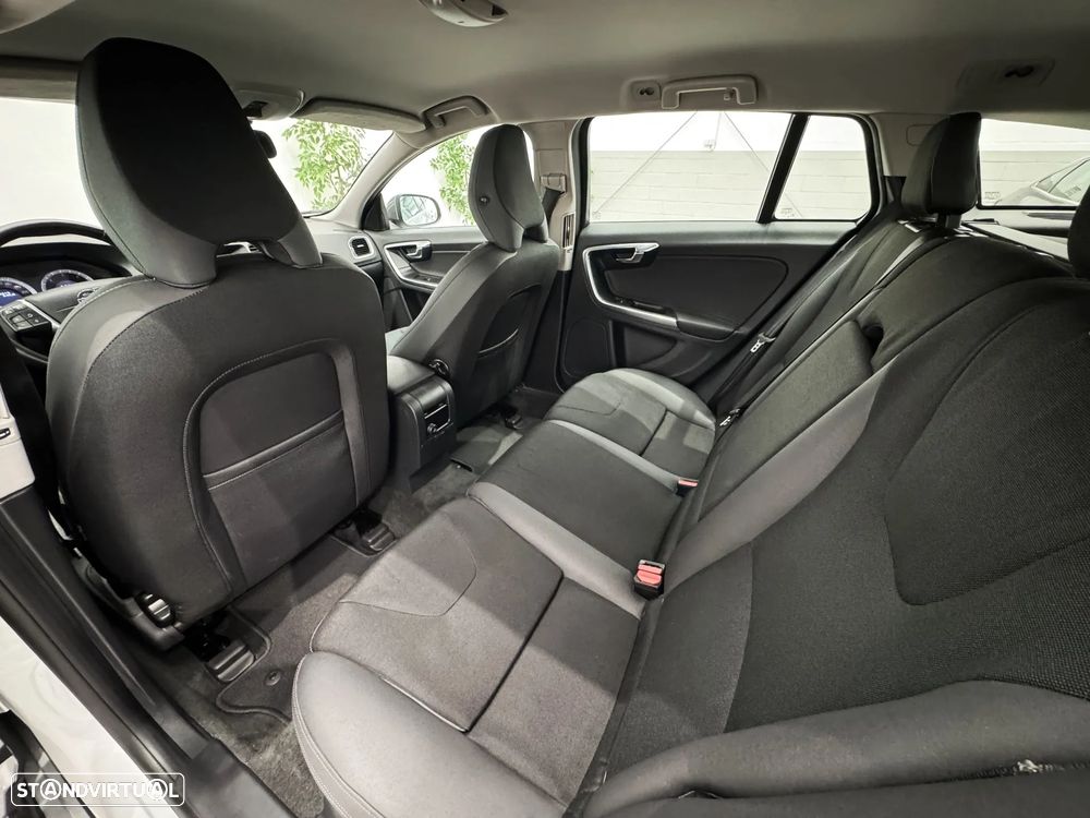 Volvo V60 2.0 D3 Momentum - 25