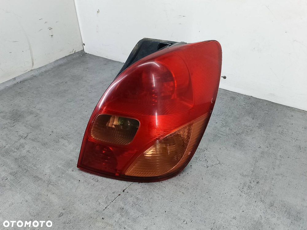 LAMPA TYLNA PRAWA TOYOTA COROLLA VERSO I 1827 - 1