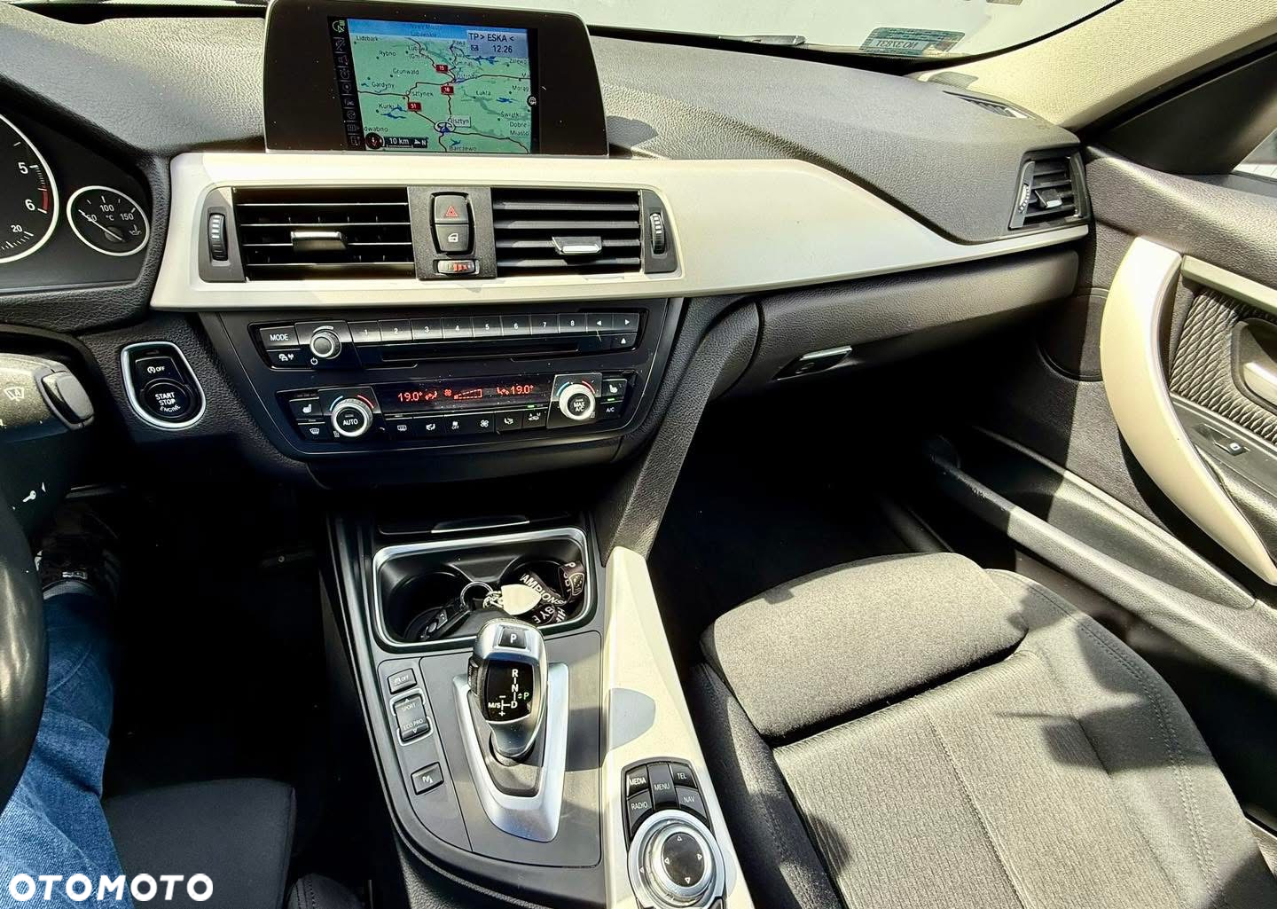 BMW Seria 3 318d Touring Blue Performance Sport Line - 8