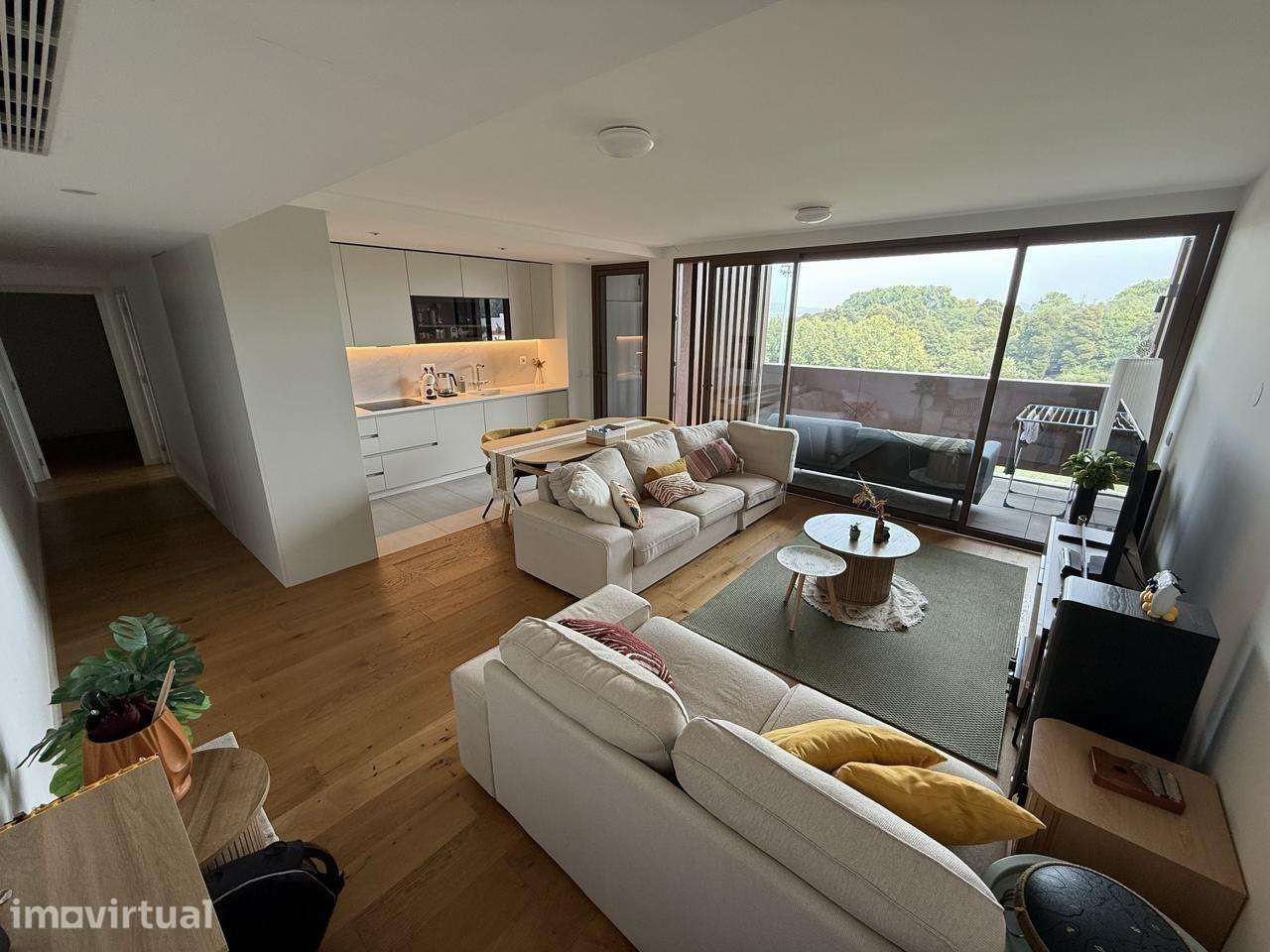 Apartamento T2 com Varanda e Lugar de Garagem - Grande imagem: 2/32