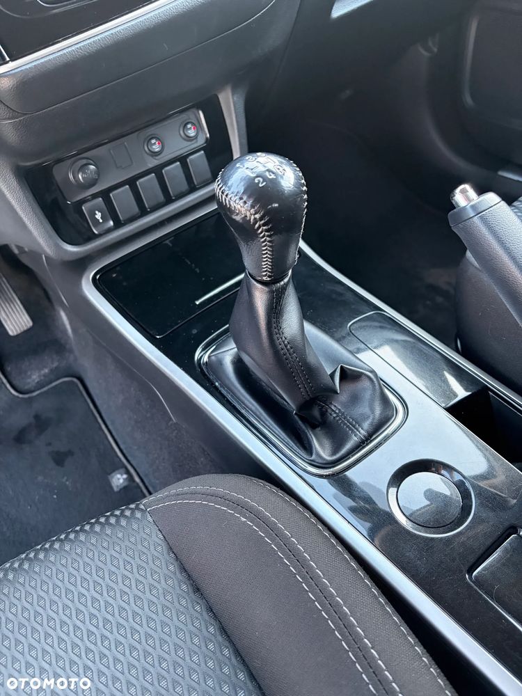 Mitsubishi Outlander 2.0 Invite + 2WD - 27