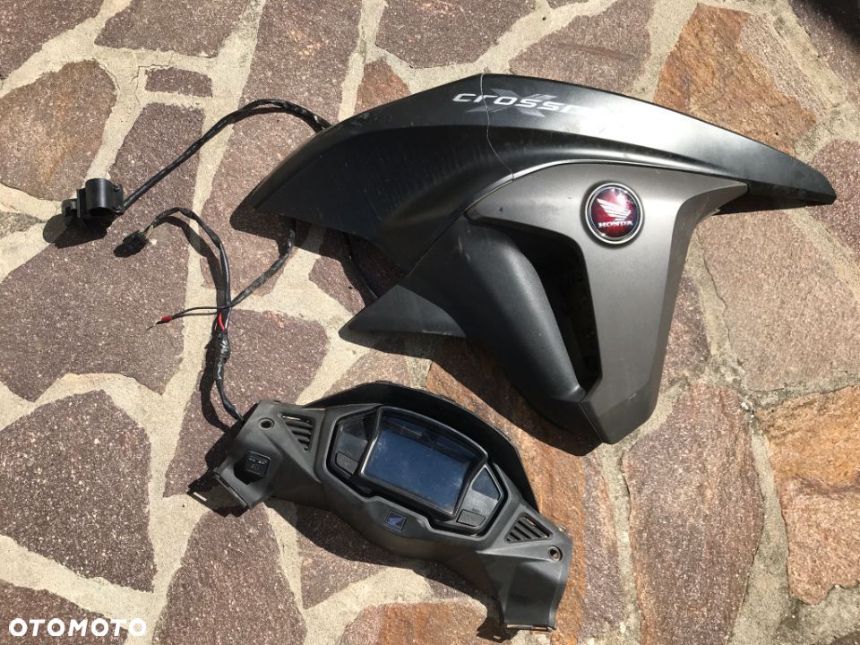Honda VFR 800X Crossrunner  bok  licznik osłona felga - 1