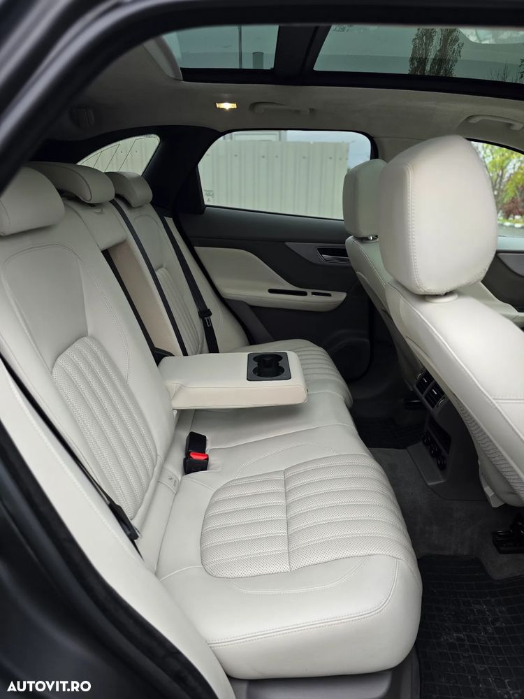 Jaguar F-Pace 30t AWD Portfolio - 27