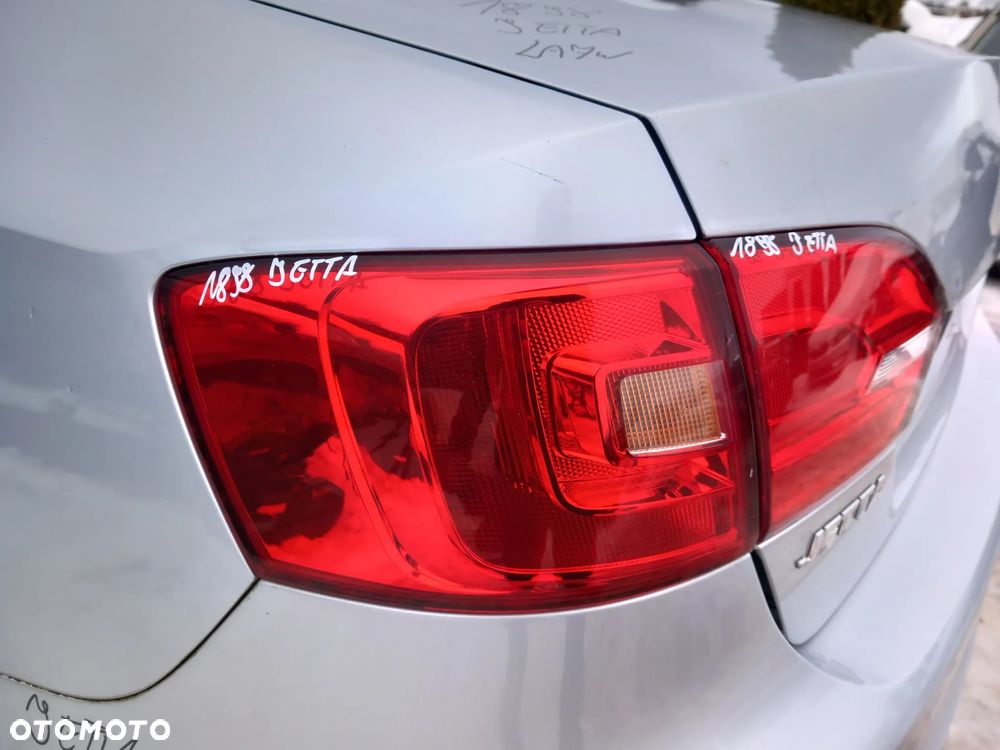 VW JETTA A6 13R LAMPA LEWA TYLNA LEWY TYŁ W BŁOTNIK - 3