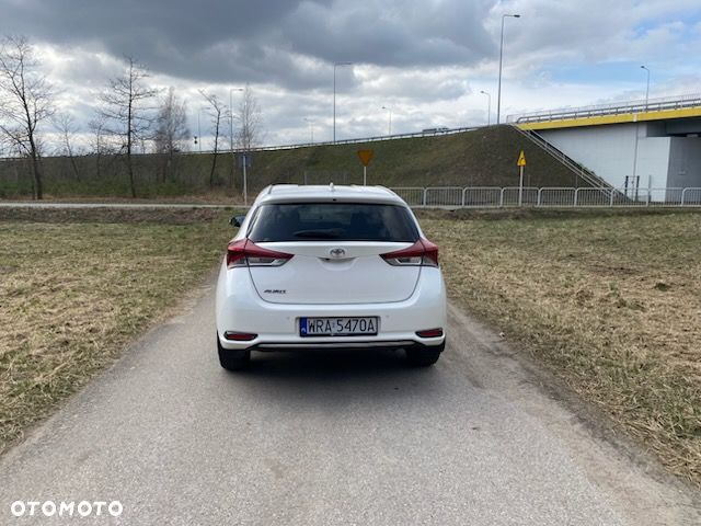 Toyota Auris 1.6 Premium - 8