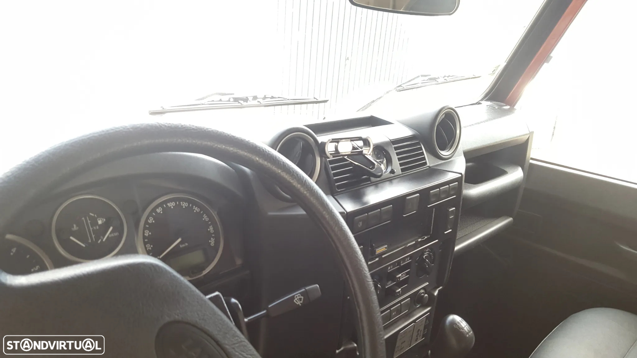 Land Rover Defender 90 SW 2.4 CRD S - 9