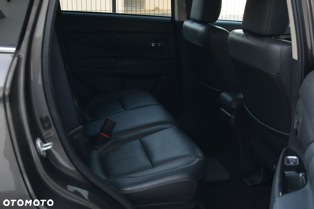 Mitsubishi Outlander 2.0 4WD Plug-In Hybrid - 32