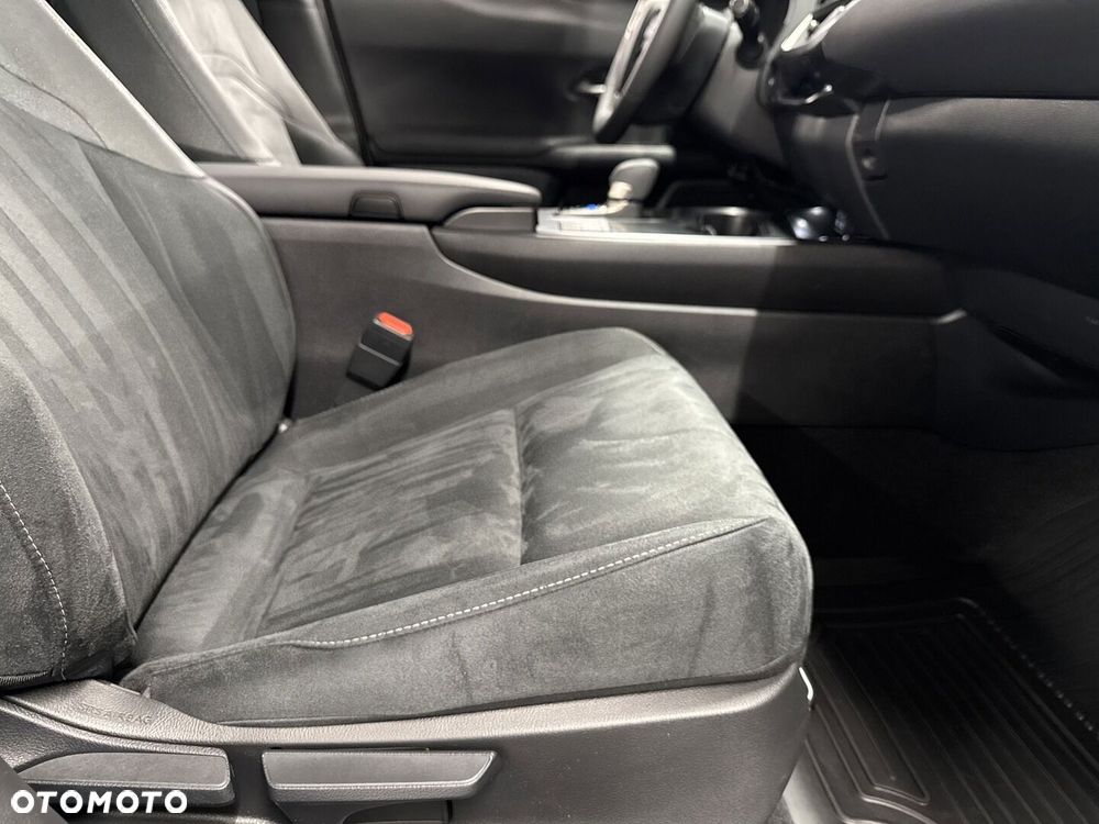 Lexus UX 2025
