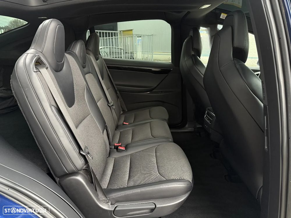 Tesla Model X - 16