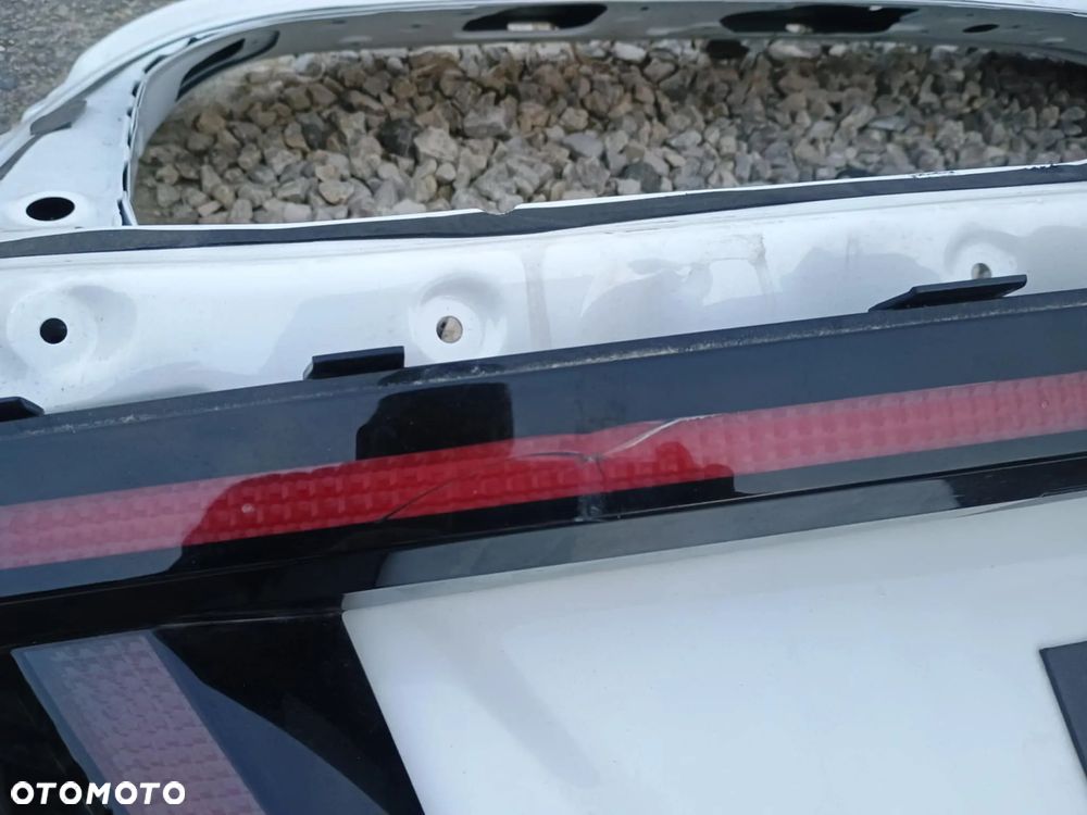 Tylna klapa z listwą - 3