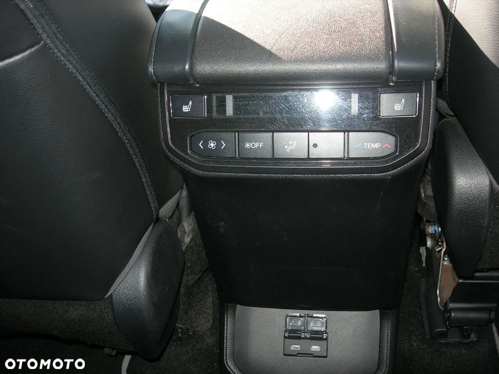 Toyota Highlander 2.5 Hybrid Executive - 23