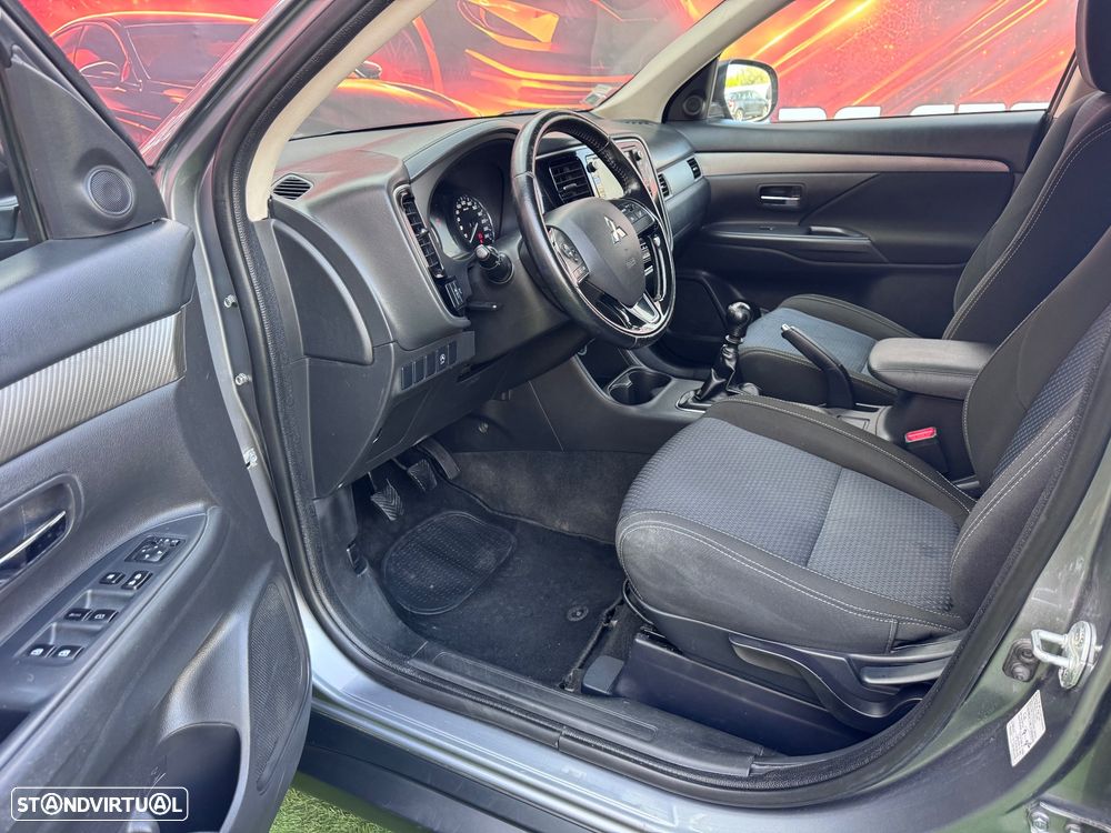 Mitsubishi Outlander 2.2 DI-D Instyle Navi 4WD - 18