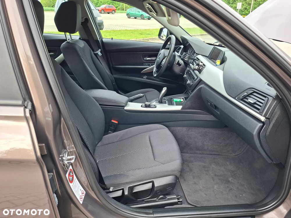 BMW Seria 3 320i - 25