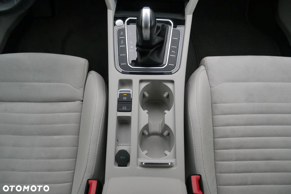 Volkswagen Passat - 11