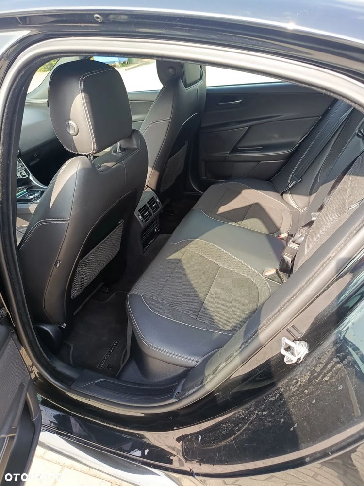 Jaguar XE 2.0 D AWD R-Sport - 13
