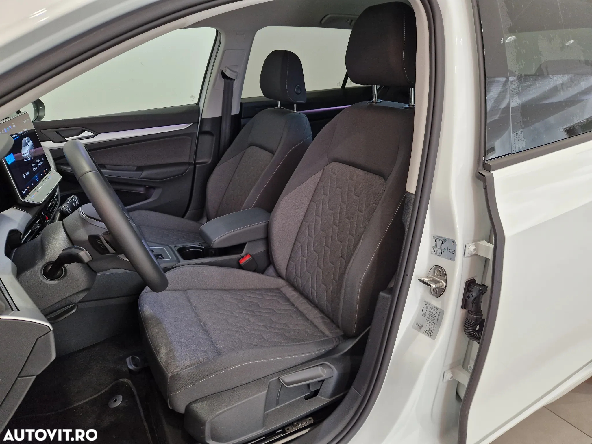 Volkswagen Golf 1.5 eTSI DSG MHEV Life - 11