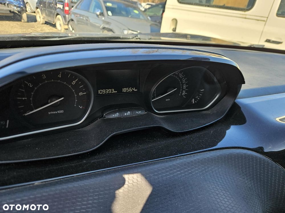 Peugeot 2008 PureTech 130 GPF Black Edition - 11