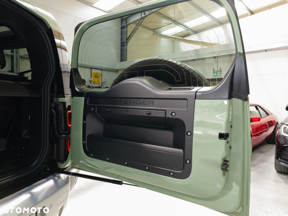 Land Rover Defender 3.0 P400 mHEV 75th Limited Edition - 39