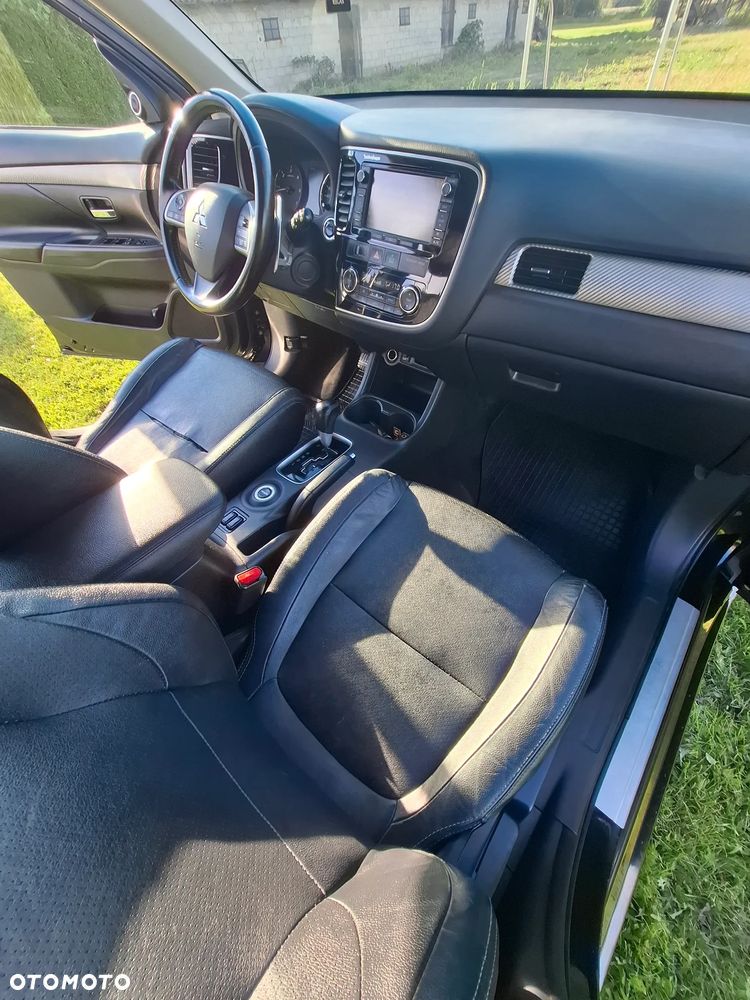 Mitsubishi Outlander 2.2 DID Instyle Navi 4WD - 7