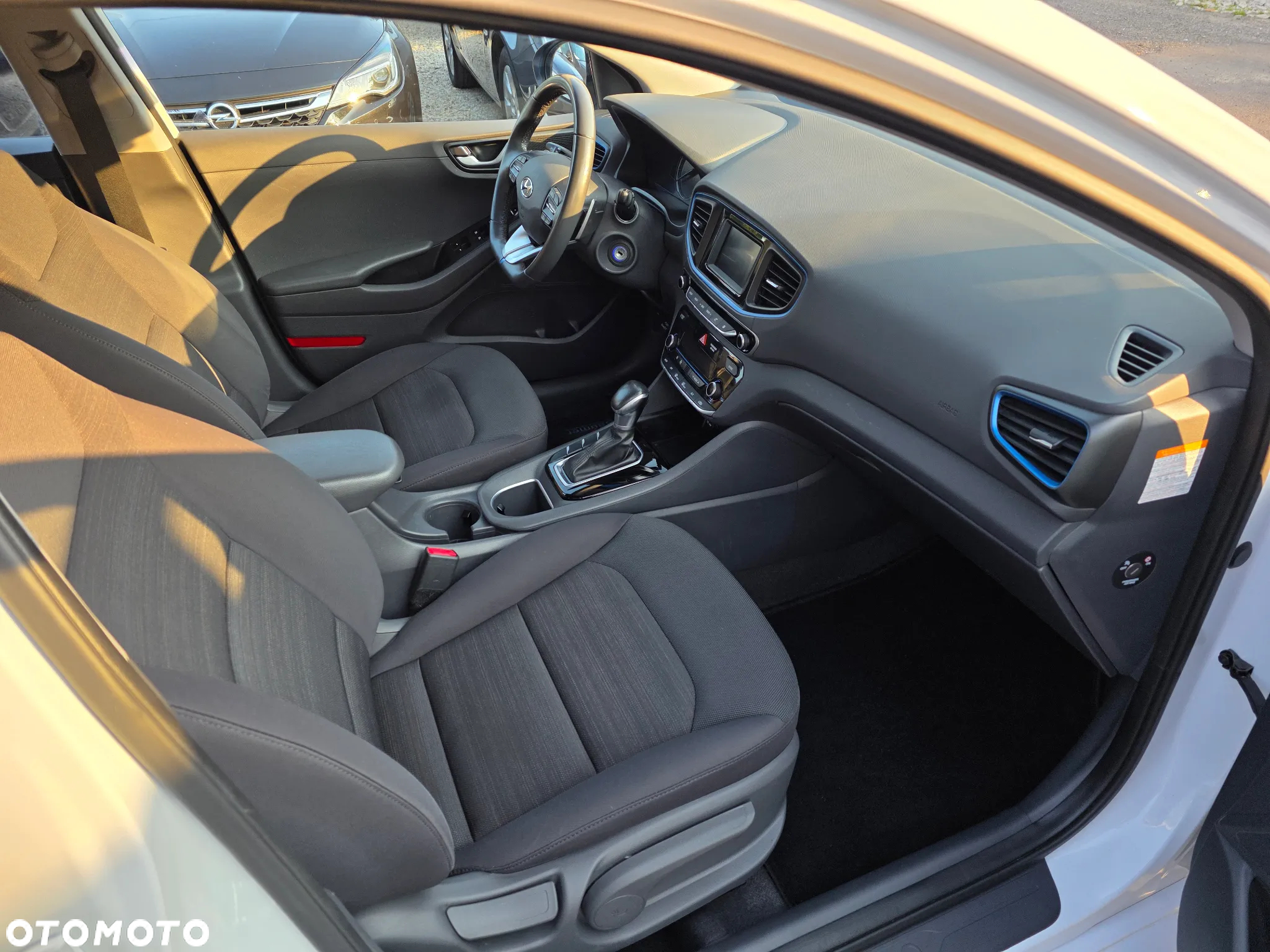 Hyundai IONIQ hybrid Business - 11