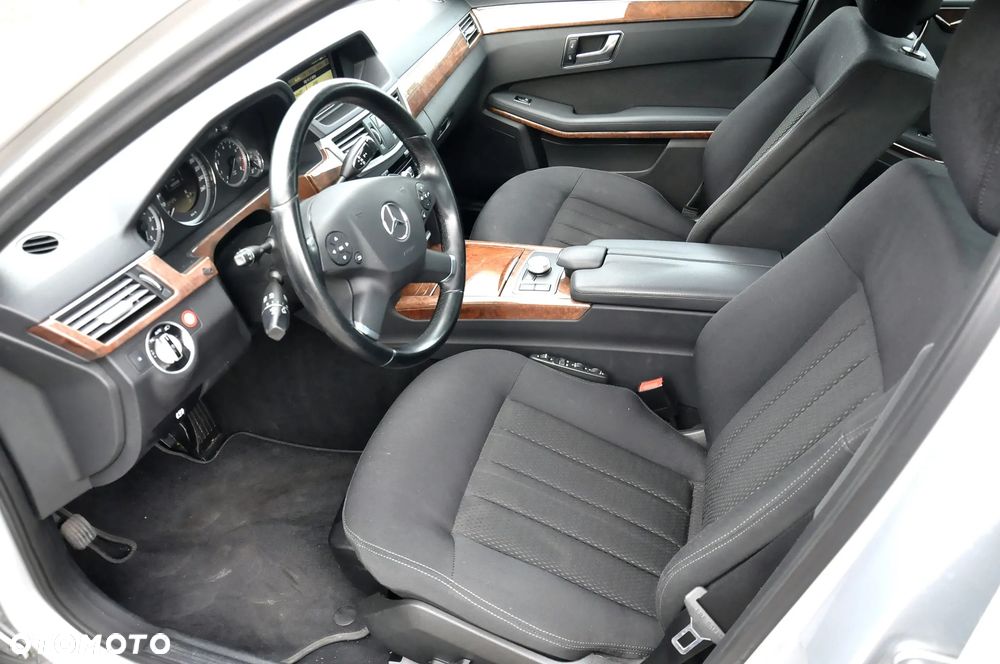 Mercedes-Benz Klasa E 250 CGI BlueEFFICIENCY 7G-TRONIC Elegance - 22