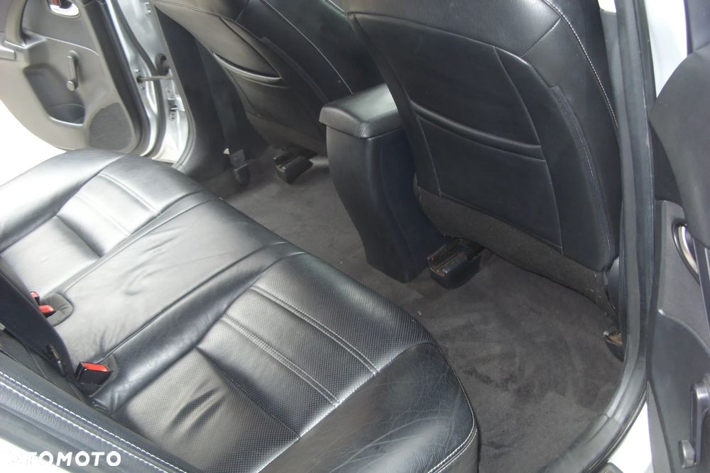 Toyota Avensis 1.8 Active MS - 12