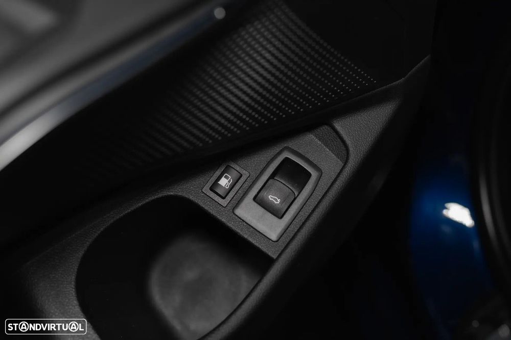 BMW 330 e Pack Desportivo M Auto - 26