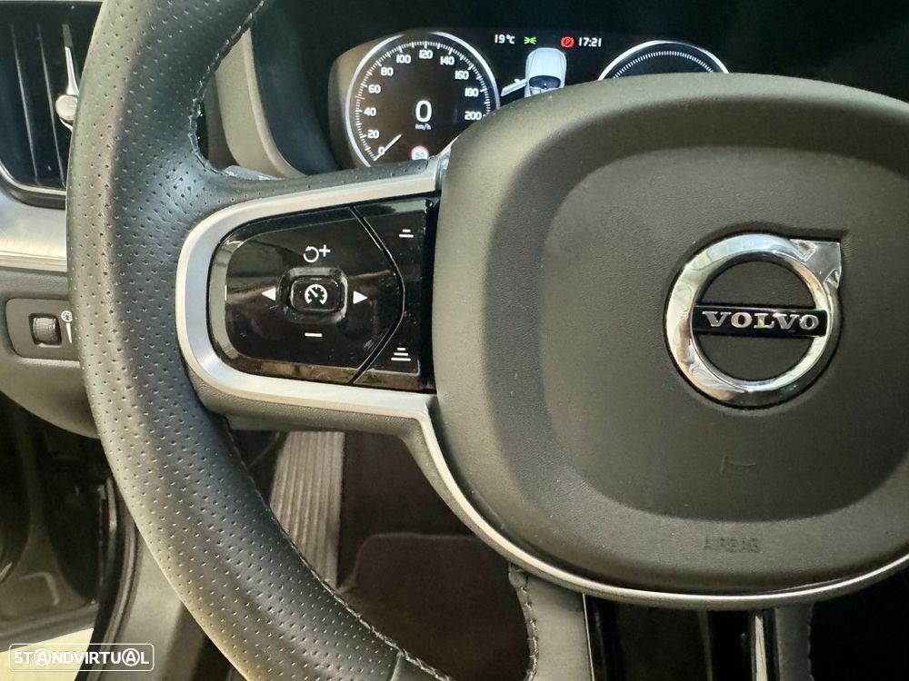 Volvo XC 60 2.0 T8 PHEV R-Design AWD - 11