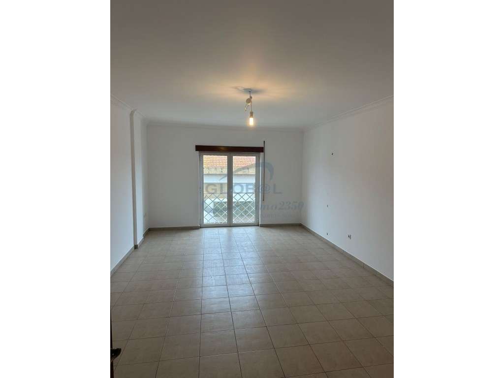 Apartamento t3 com garagem e sótão no centro do Entroncamento - Grande imagem: 2/16