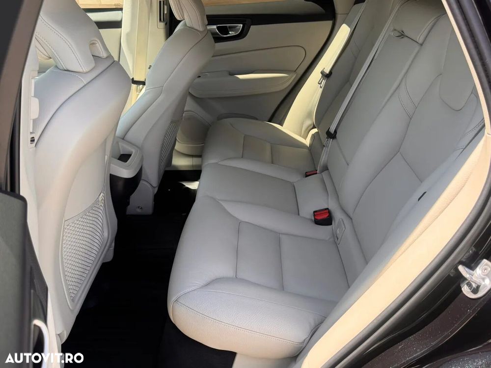 Volvo XC 60 B5 AT AWD MHEV Plus Dark - 14