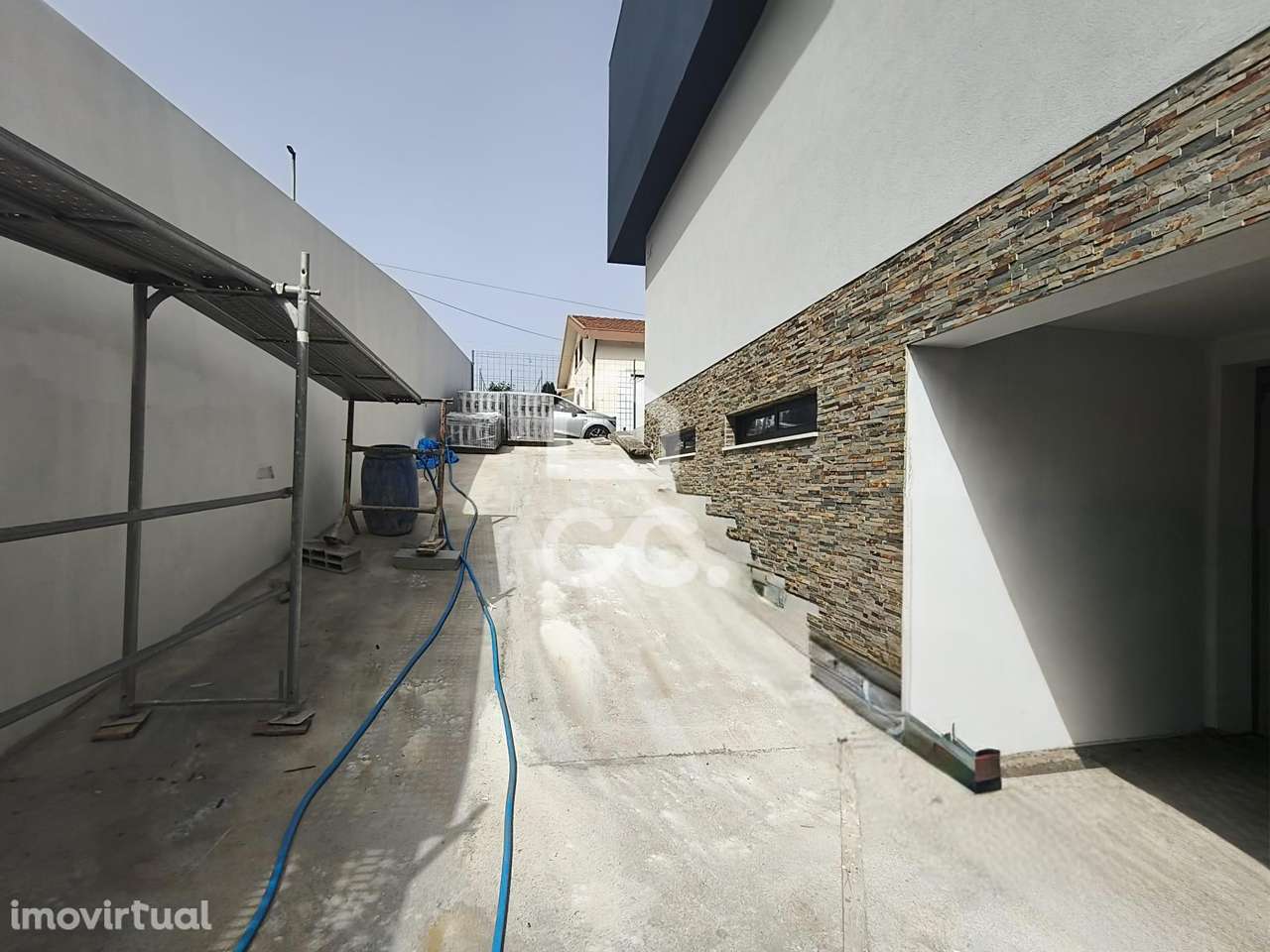 Moradia T3 Nova com 3 Suites, Jardim e Terraço – Design Contemporâneo - Grande imagem: 2/28