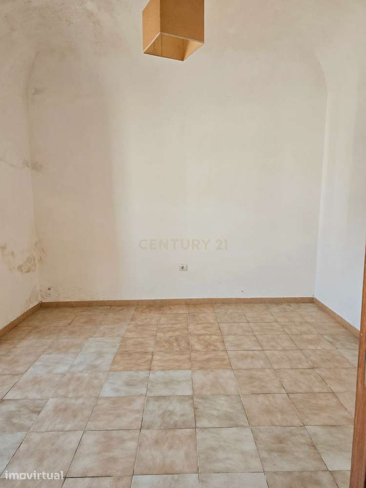 Moradia T2 com Potencial para T3 | Quintal, Poço e Excelente Luminosid - Grande imagem: 5/34