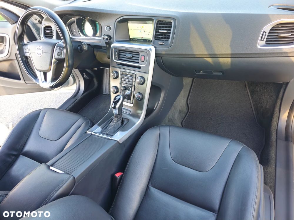 Volvo V60 D6 AWD Plug-in Hybrid Momentum - 13