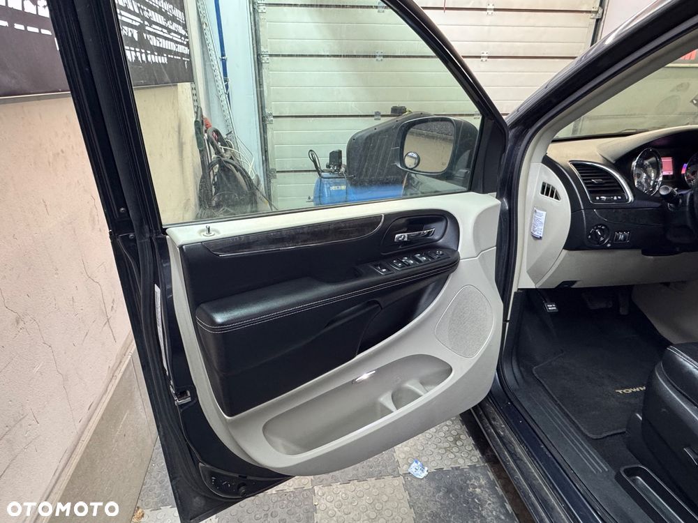 Chrysler Town & Country 3.6 Limited - 11