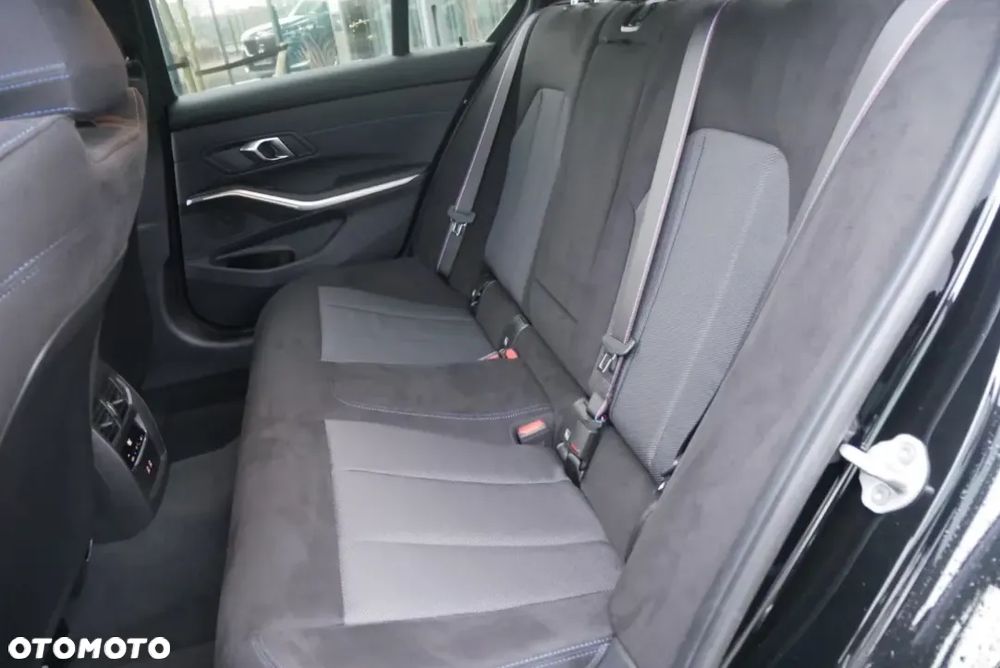 BMW Seria 3 318i M Sport - 13