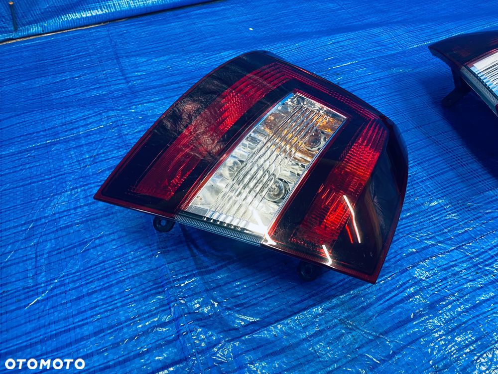 LAMPY LAMPA TYLNA W BŁOTNIK LEWA TYŁ LEWY SKODA RAPID SPACEBACK LIFT 17R ; 5JJ945095A  5JJ945096A  EUROPA ORYGINAŁ - 5
