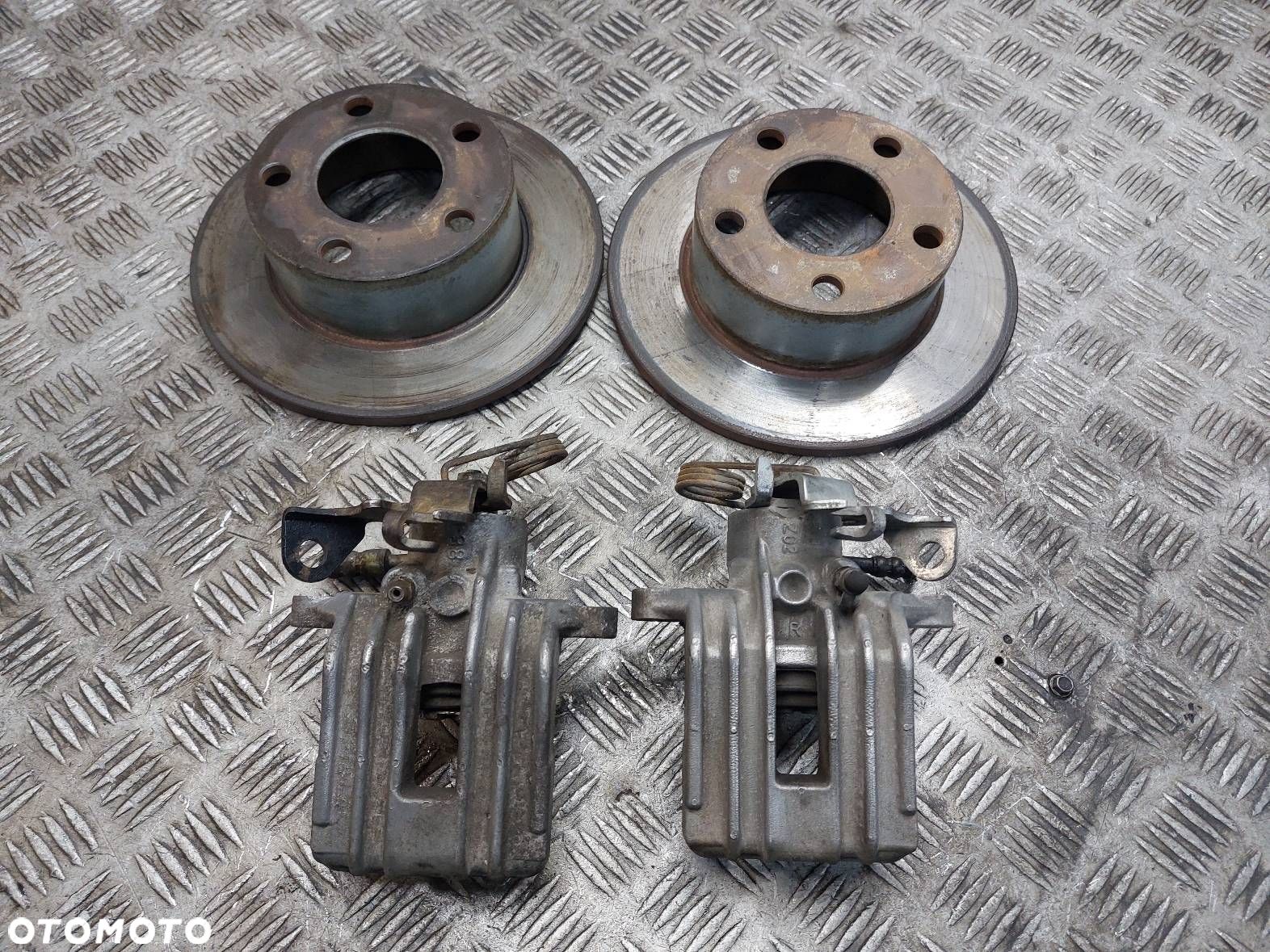 TARCZE HAMULCOWE TYŁ + ZACISKI VOLKSWAGEN PASSAT B5 FL - 1