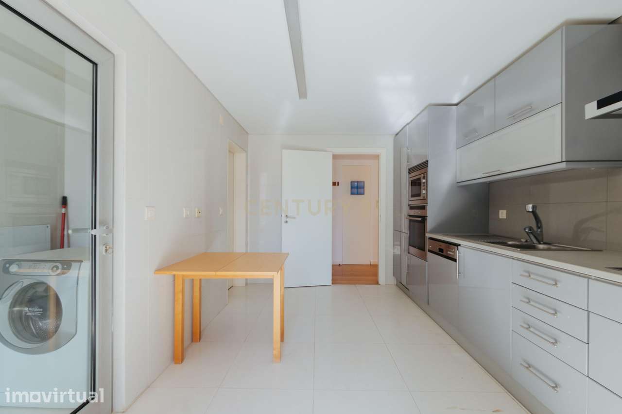 T1 no Estoril | Arquitetura de autor junto ao mar - Grande imagem: 4/36